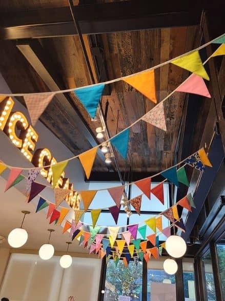 Banderines para decorar una heladería
