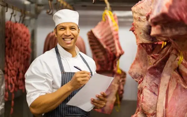 Hombre en cadena de frío de la carne