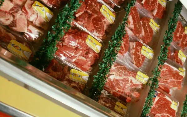 Carne en exhibición supermercado