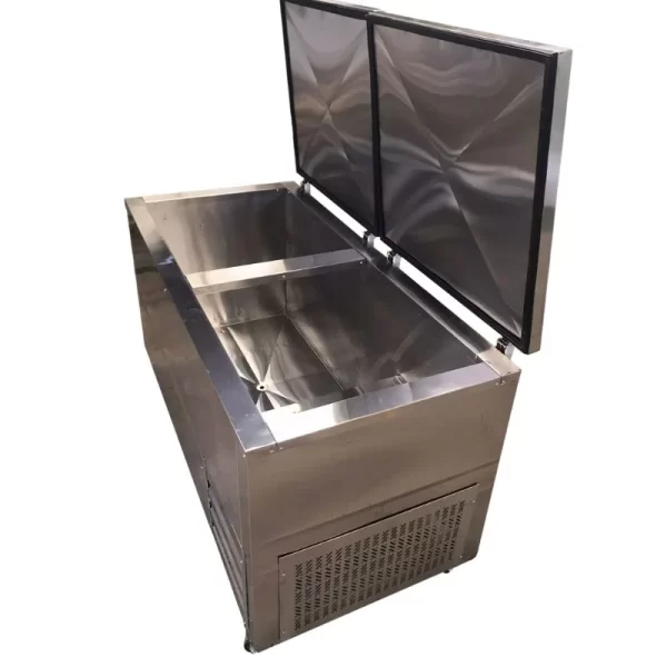 Congelador de acero inoxidable de 630 litros de 1.70 mts puertas abiertas