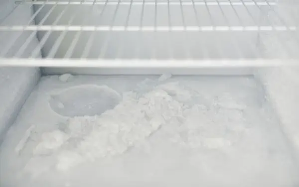 Congelador haciendo hielo en su interior