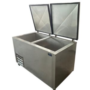 Congelador horizontal de 530 litros con las puertas abiertas