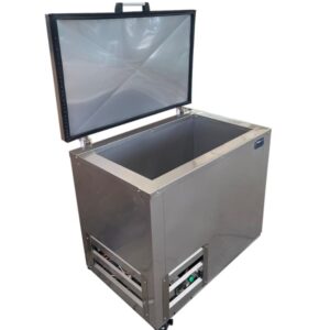 Congelador pequeño de 200 litros con la puerta abierta