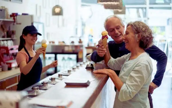 Dos personas mayores comiéndose un helado