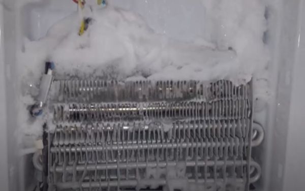 Evaporador de nevera lleno de hielo