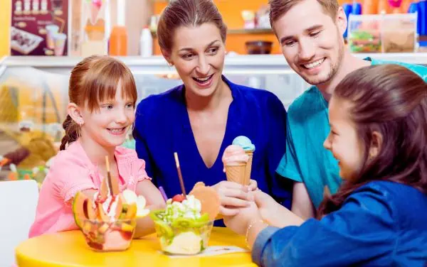 Familia comiendose un helado en una heladería