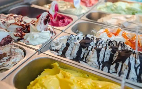 Helado en exhibición para la venta