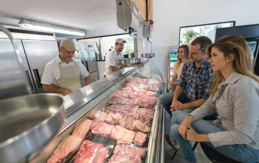 carniceria con personas comprando