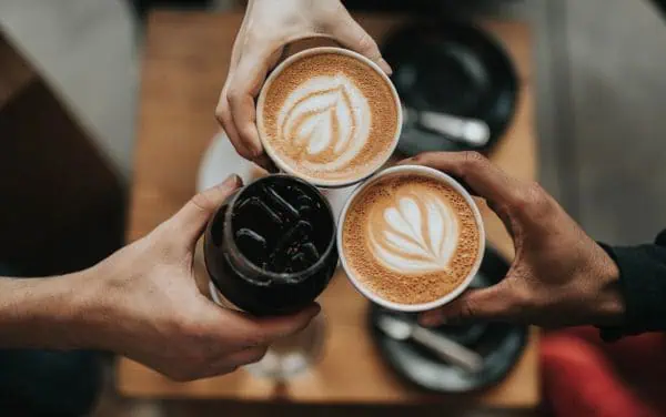 tres personas tomando café